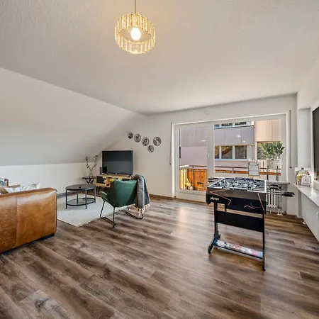 Apartment Mariposa Stays, Seenaehe, Balkon, Tischfussball & Parken