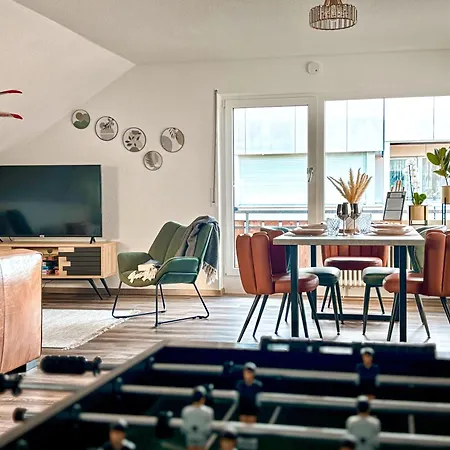 Mariposa Stays, Seenaehe, Balkon, Tischfussball & Parken *