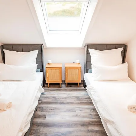 Mariposa Stays, Seenaehe, Balkon, Tischfussball & Parken *